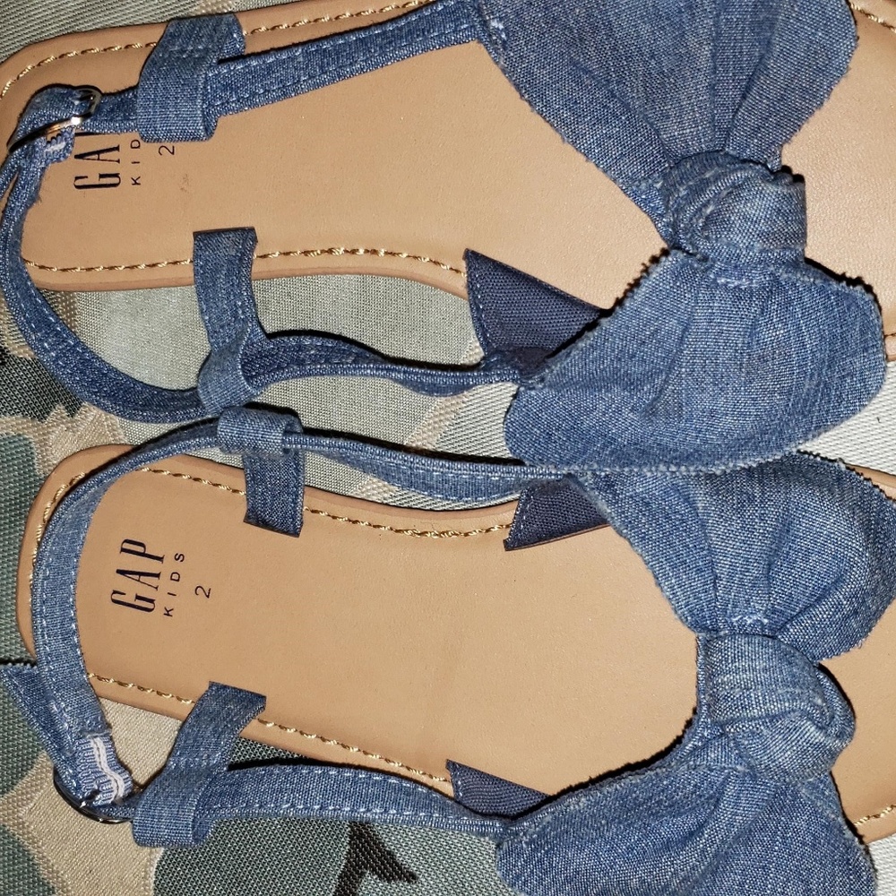 GAP GIRLS DENIM DISTRESSED BOW SANDALS